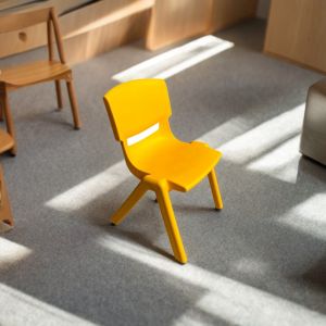 Scaun pentru copii ErgoFix – din plastic colorat