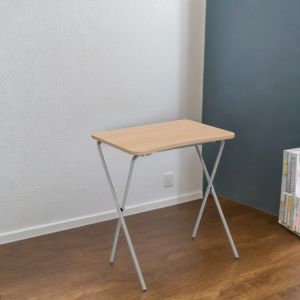 Masă pliantă pe cadru metalic rezistent